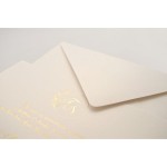 Προσκλητήριο με μεταλλιζέ υπόλευκη εκτύπωση και χρυσοτυπία