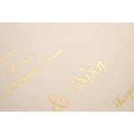 Προσκλητήριο με μεταλλιζέ υπόλευκη εκτύπωση και χρυσοτυπία