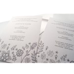 Υπόλευκη Πρόσκληση Γάμου με Vintage Λουλούδι